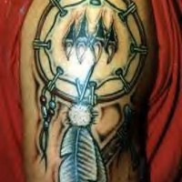 el tatuaje de un atrapasueños hecho en el brazo