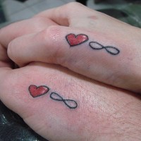 Tatuajes similares del símbolo del infinito y el corazón