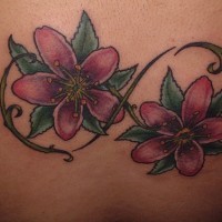 Tatuaje del símbolo del infinito hecho con dos flores