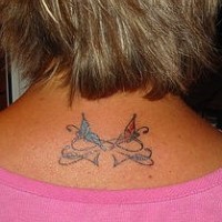 farfalla femminile sul collo tatuaggio