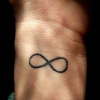 Tatuaje minimalistico del símbolo del infinito en la muñeca