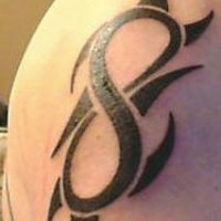 Le tatouage du symbole de l'infini en style tribal