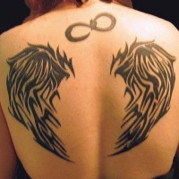 simbolo infinito con ali sulla schiena tatuaggio