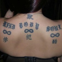 Le tatouage des symboles de l'infini et des hiéroglyphes chinois sur le dos
