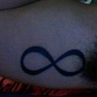Le tatouage du symbol de l'infini à l'encre noire