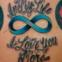 Tatuaje del símbolo del infinito referiendo al amor