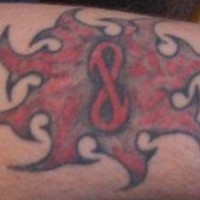 Tatuaje rojo-negro del símbolo del infinito en fuego