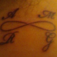 Tatuaje símbolo del infinito e iniciales