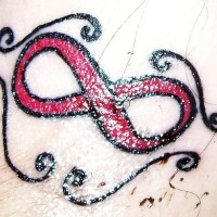 Tatuaje rojo del símbolo del infinito
