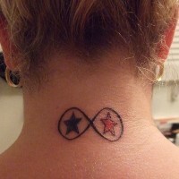 Le tatouage du symbol de l'infini avec des étoiles sur le cou