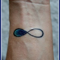 simbolo infinito colorato da un lato tatuaggio