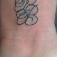 Tatuaggio sul polso le lettere iniziali