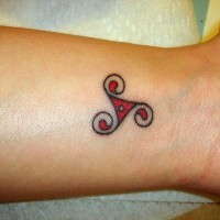 Tatuaggio piccolo sul polso il disegno rosso