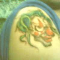 tatuaje verde de la cabeza de payaso loco