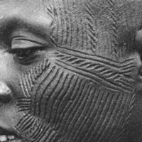 Marcas tradicionales en la cara tatuaje sacrificio estilo tribal