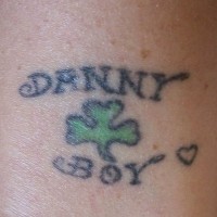 Tatuaje de un trébol y las palabras danny boy