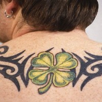quadrifoglio in tribali trafori tatuaggio