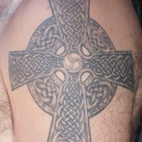 pietra nera grossa croce celtica tatuaggio