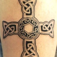 Le tatouage de croix d'entrelacs celtique en noir