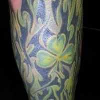 quadrifoglio nel colore verde tatuaggio particolare