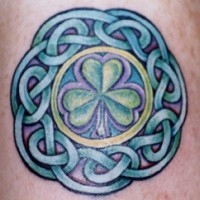 Trèfle vert en tatouage d'entrelacs celtiques