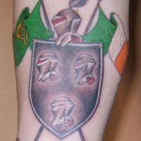 cappotto irlandese di armi con l'armatura tatuaggio
