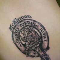Le tatouage de symbole de famille McKinnon