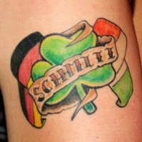 bandiera irlandese e tedesca con quadrifoglio tatuaggio