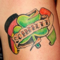 Le tatouage des drapeaux d'Irlande et d'Allemagne