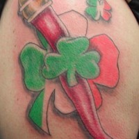 orgoglio irlandese colorato tatuaggio