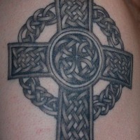 Tatuaje de una cruz con la tracería de nudos celticos