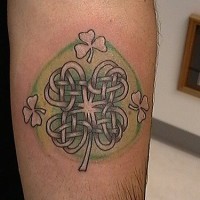 Tatuaje de un trébol formado por típicas tracerías de nudos celticos
