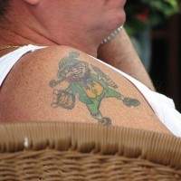 leprechaun beve tatuaggio sulla spalla