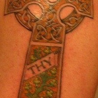 Tatuaje grande en la antemano de una cruz celtica