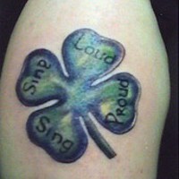 quadrifoglio fortunato con scrittura irlandese tatuaggio