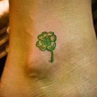 quadrifoglio fortunato sulla caviglia tatuaggio