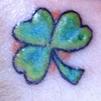 Grünes irisches Kleeblatt Tattoo