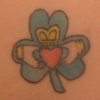 Tatuaje del símbolo de Claddagh en un trébol