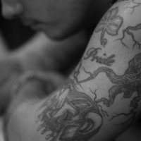 Tatuaje negro en el brazo en estilo irlandes