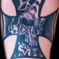 Le tatouage de croix maltes avec une crâne