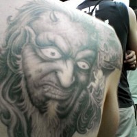 faccia del demonio vecchio giapponese sulla spalla tatuaggio