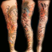 Le tatouage en style yakuza japonais sur la jambe