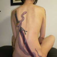 Große Katana Kunstwerk Tattoo am ganzen Rücken