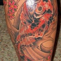 Tatuaje de una carpa koi y flores