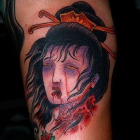 Tatuaje a color de la cabeza de una geisha matada