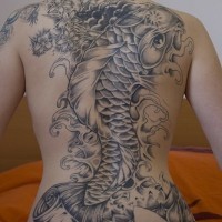 Un gros tatouage incomplet de koï japonaise