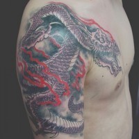Le tatouage d'un dragon asiatique en tempête sur l'épaule