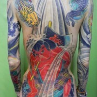 Tatuaje estilo japonés para toda la espalda con típicos elementos