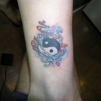 Le tatouage de yin yang symbole avec entrelacs