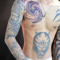 Tatuajes estilo asiático de yakuza y la cara de un demonio